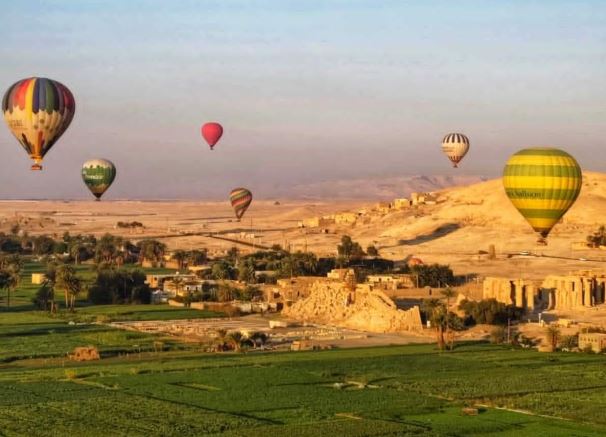 تحليق 1100 سائح في 45 رحلة بالون طائر بسماء الأقصر
