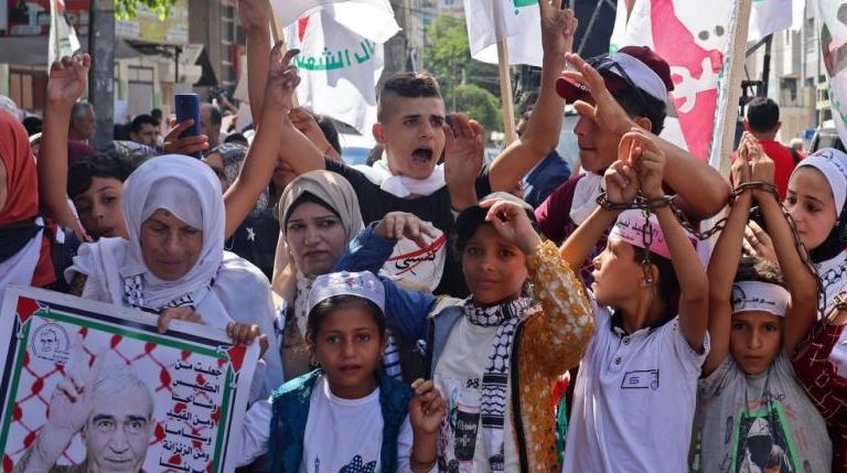 رغم الإبادة.. وقفة بغزة تضامنا مع الأسرى الفلسطينيين بسجون إسرائيل