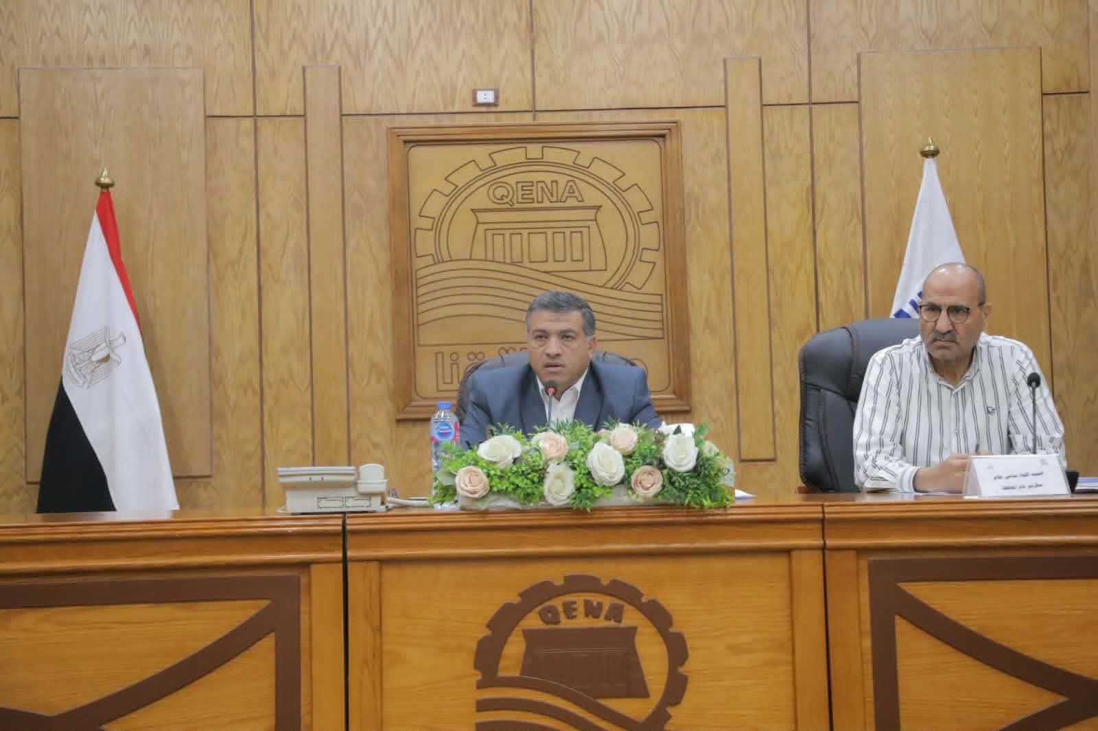 محافظ قنا: لا تهاون مع أي مسئول يتسبب في تعطيل المستهدفات أو تأخير مواجهة المخالفات