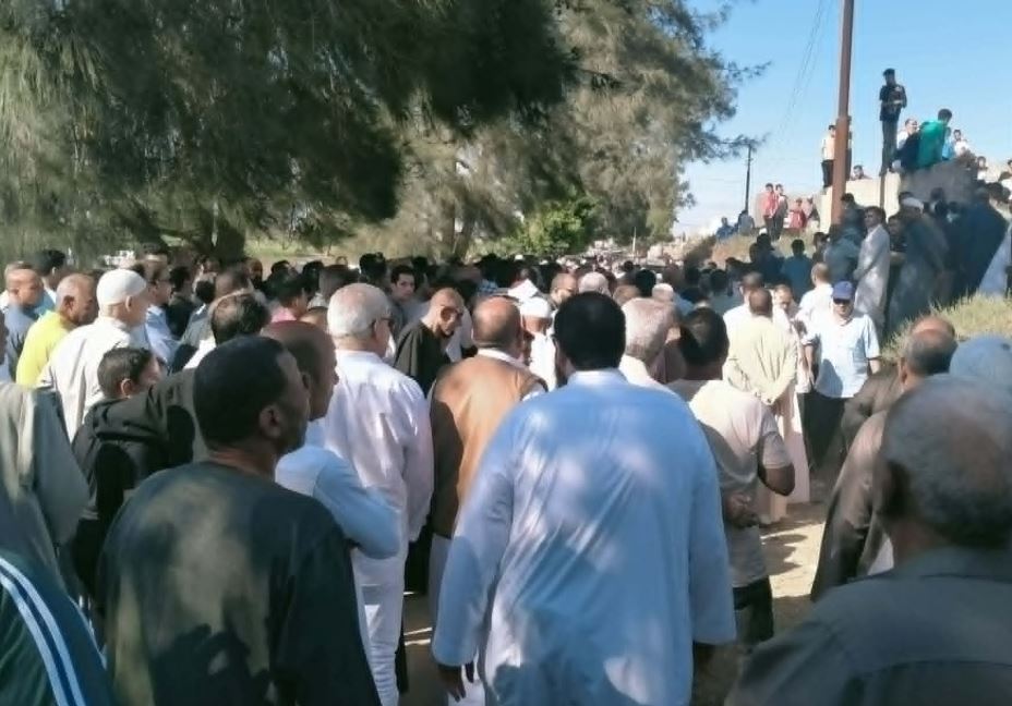 تشييع جثمان الفنان عبدالعزيز مخيون إلى مثواه الأخير بمقابر العائلة في أبو حمص