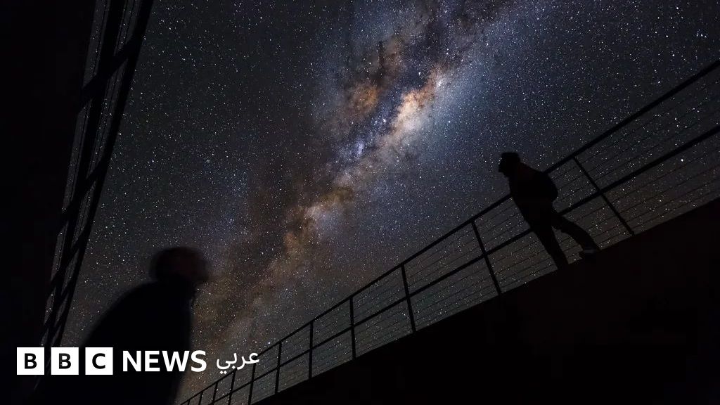 علماء الفلك: أسرار مقر "جيمس بوند" القابع تحت واحدة من أروع السماوات في العالم - BBC News عربي
