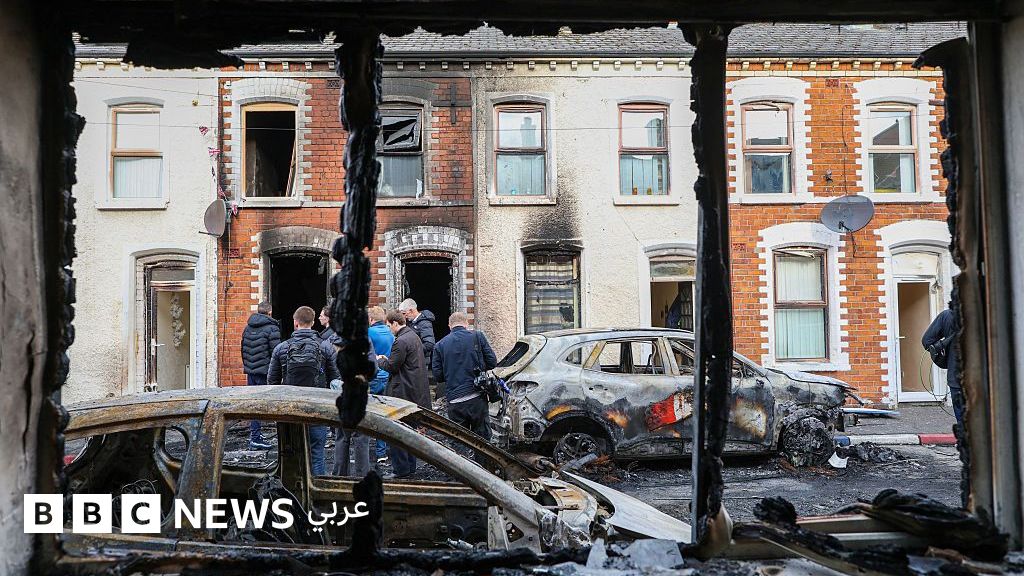 "كأننا في حالة حرب": مهاجرون عرب في بلفاست يروون ما حدث خلال الأيام الأخيرة - BBC News عربي