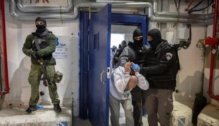تصعيد جديد داخل سجن عوفر.. كاميرات في غرف المحامين وإجراءات إذلال بحق الأسرى