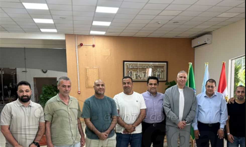 خبر في الجول - مجدي عبد العاطي يوقع عقود تدريب أبو قير للأسمدة