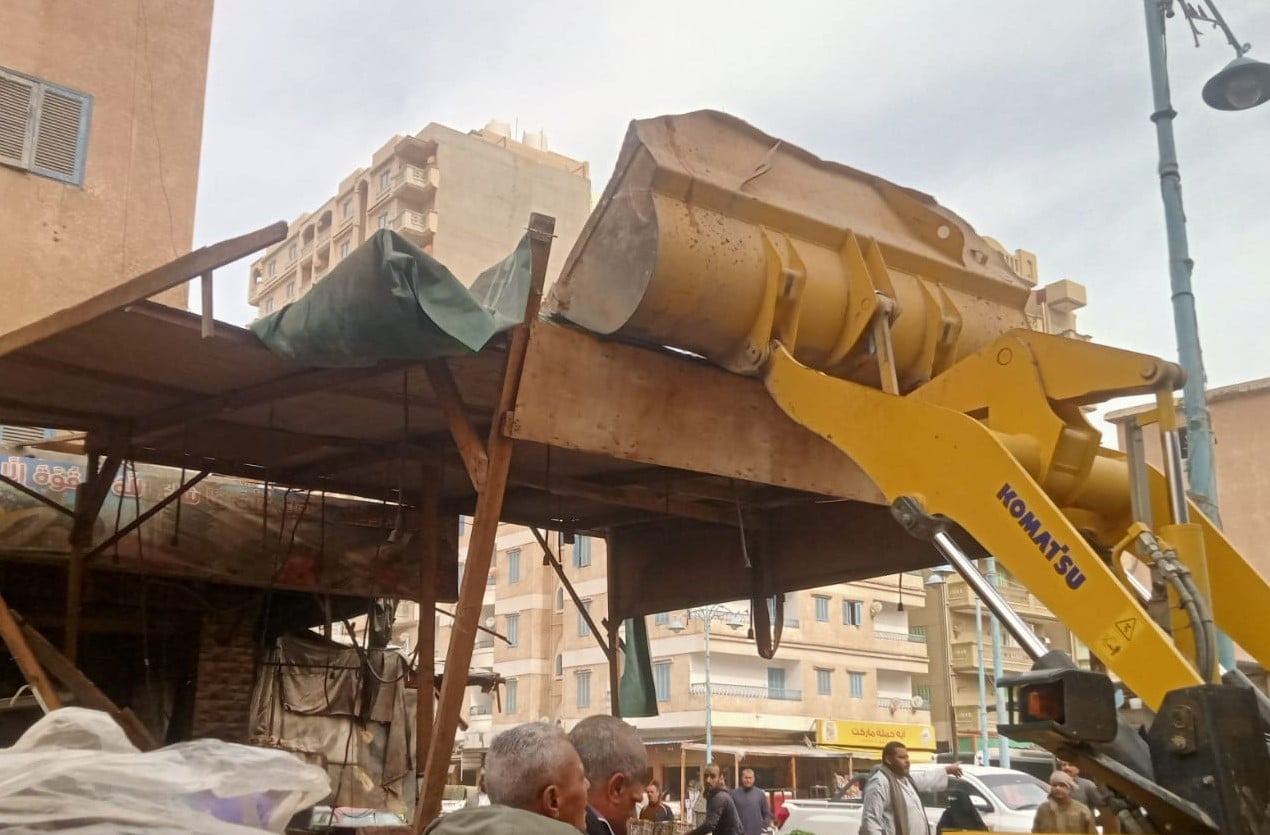 أثناء تنفيذ إزالة.. إصابة رئيسة وحدة محلية بحروق بعد إشعال شاب النيران في سيارتها