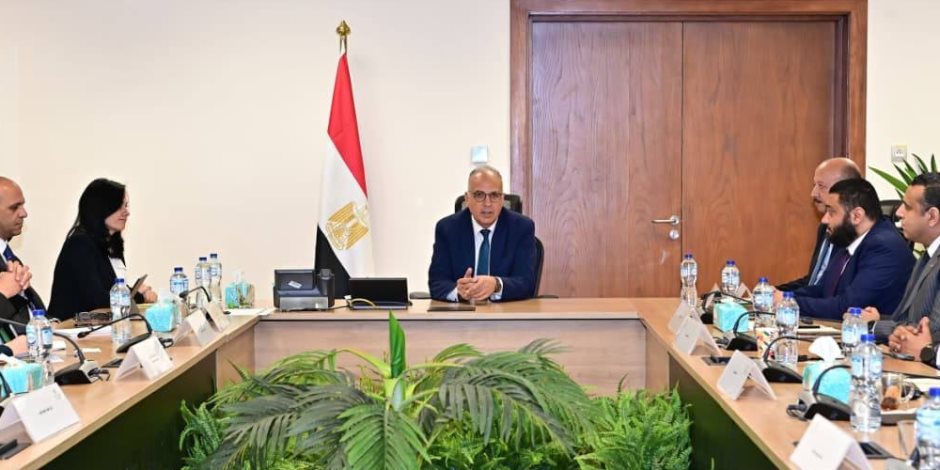 وزير الري يلتقي ممثلي عدد من الشركات المصرية المقرر أن تشارك في تنفيذ مشروعات تنموية بدول حوض النيل الجنوبي الشقيقة - صوت الأمة