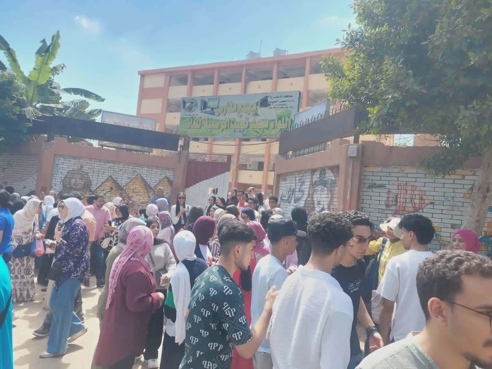 طلاب الثانوية العامة بالإسكندرية: امتحان اللغة الأجنبية الثانية سهل وبسيط