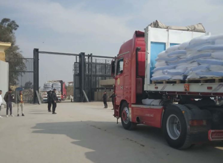 دخول أفواج شاحنات المساعدات من معبر رفح البري لإغاثة قطاع غزة