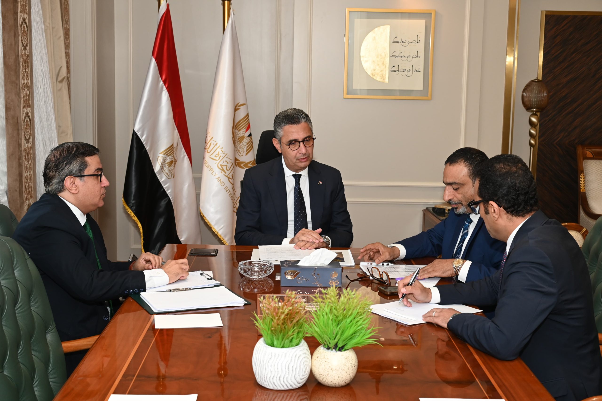 التموين تبحث مع غرفة صناعة الحبوب تعميم منظومة الخصم المباشر | أموال الغد