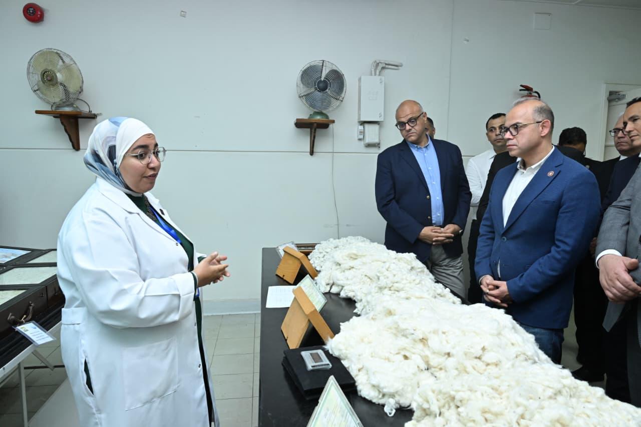 وزير الاستثمار: تطوير مؤشرات سعرية للقطن لدعم كفاءة التداول والشفافية | أموال الغد