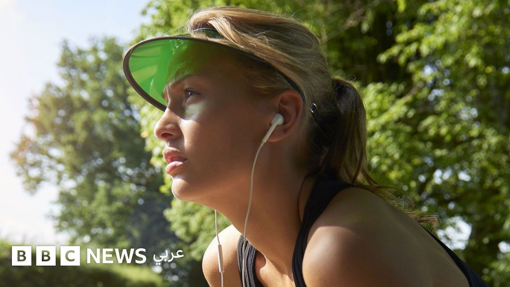 حتى الشباب والمتمتعون بلياقة بدنية يُنصحون بتجنب الجري والإفراط في شرب الكحول خلال موجات الحر - BBC News عربي