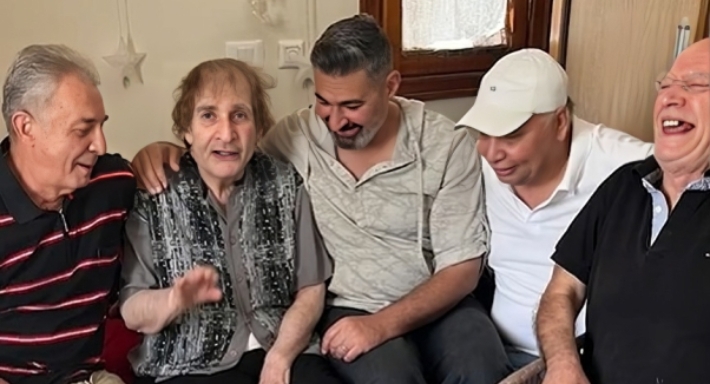 فيديو – ياسر جلال ومحمود حميدة يزوران محيي إسماعيل في دار إقامة كبار الفنانين | خبر