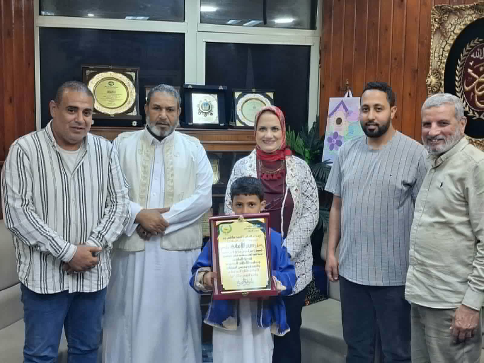 تعليم مطروح تكرم طالبا بالابتدائية أعاد سوار ذهب ثمنه يتجاوز 200 ألف جنيه
