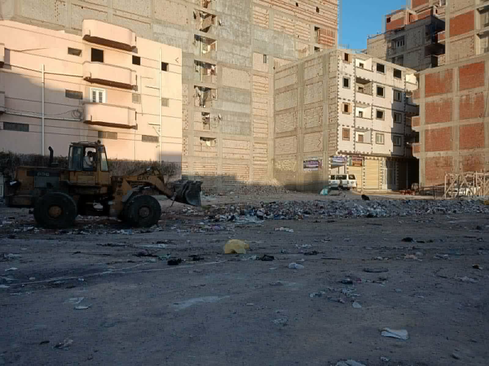 رفع المخلفات من 12 منطقة في الإسكندرية استجابة لشكاوى المواطنين