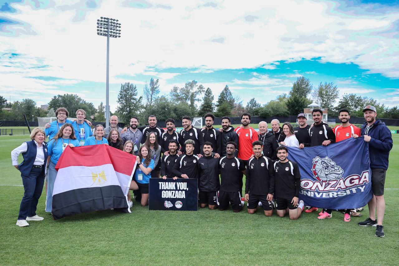 قميص منتخب مصر وصور جماعية إهداءً لجامعة جونزاجا في «سبوكين»