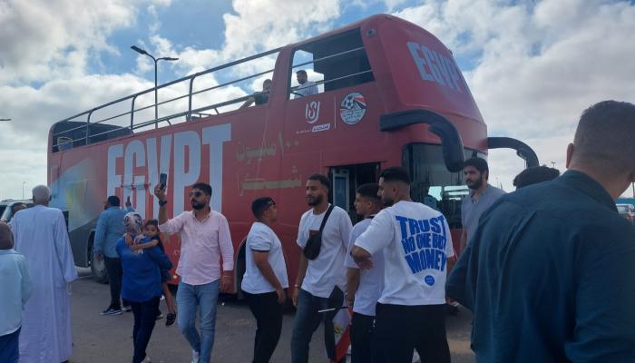 حافلة مكشوفة وحشود جماهيرية لاستقبال منتخب مصر في العلمين