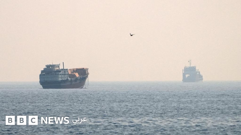 عباس عراقجي في عُمان لبحث مسألة مضيق هرمز، وخامنئي يتوعد بالثأر لمقتل والده - BBC News عربي