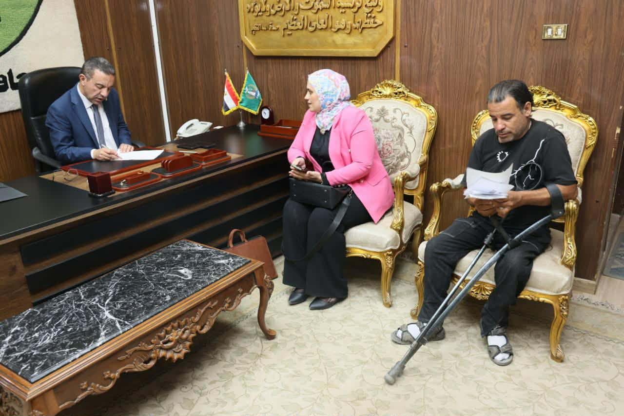 محافظ المنوفية يصرف مساعدات عاجلة لحالات إنسانية.. ويوجه بحل مطالب أهالي منيل جويدة