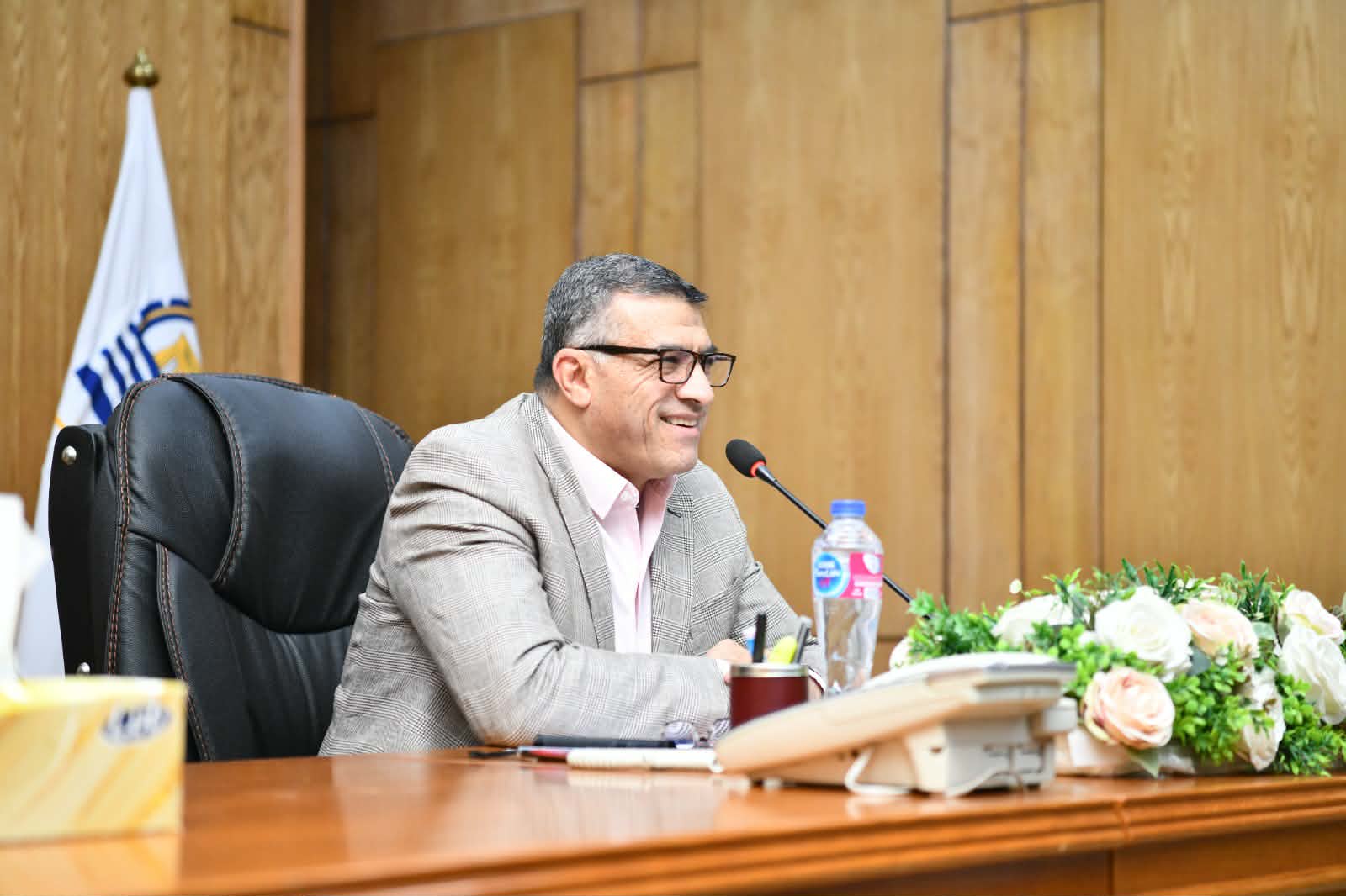 محافظ قنا يبحث سبل تنفيذ خطة تنموية مستدامة لدعم الحرف التراثية والتكتلات الاقتصادية بالمحافظة