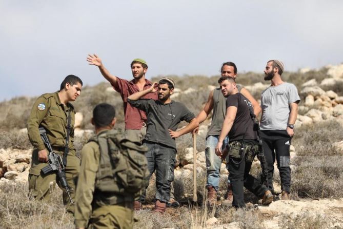مستوطنون يهاجمون أطراف سنجل وسط الضفة وفلسطينيون يتصدون لهم