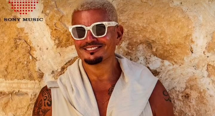 بـ3 ساعات نسائية بـ6 مليون جنيه وإطلالة تصلح للجنسين ... لوك عمرو دياب على بوستر ألبومه "حبيتك" | خبر