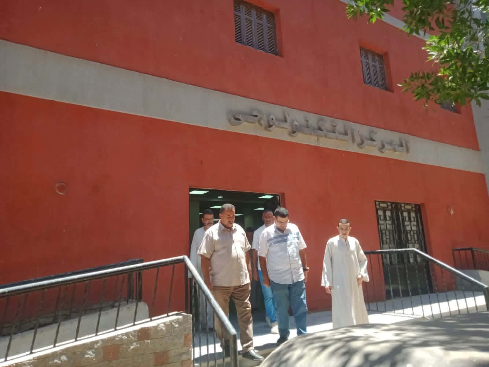 محافظ أسيوط يتابع جاهزية مجمعات خدمات المواطنين بقرى صدفا للتشغيل ضمن مبادرة حياة كريمة