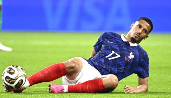 ليكيب: ساليبا خاطر بمستقبله من أجل فرنسا في كأس العالم