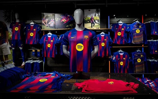 تقارير: «نايكي» تقود برشلونة إلى رقم قياسي في الإيرادات التجارية