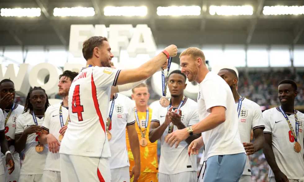 كأس العالم - لاعبو إنجلترا يمنحون ستيل لحظة مؤثرة في التتويج بالميدالية البرونزية