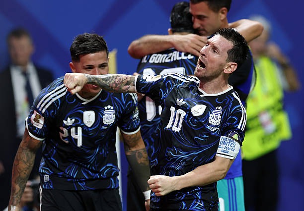 ليفاندوفسكي: ميسي لاعب مذهل.. والأرجنتين تلعب من أجله