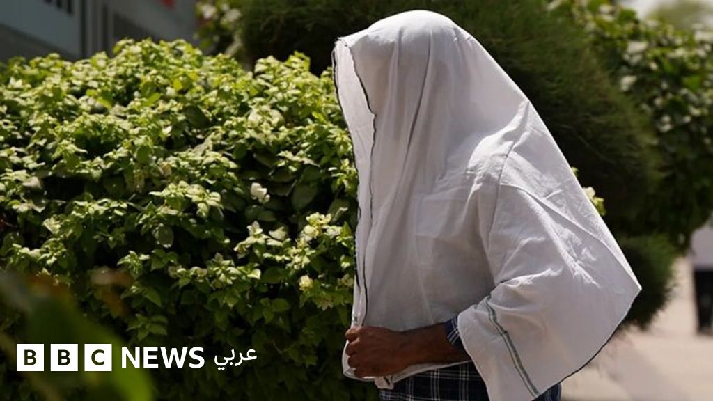 موجات الحرّ: ما الملابس الأنسب لمقاومة الطقس الحار؟ - BBC News عربي