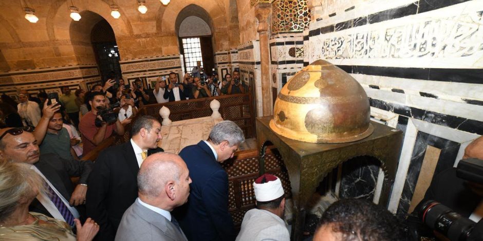 وزير السياحة ومحافظ القاهرة والقائم بأعمال السفير الأمريكي يفتتحون القبة الضريحية للسلطان الأشرف قايتباي - صوت الأمة