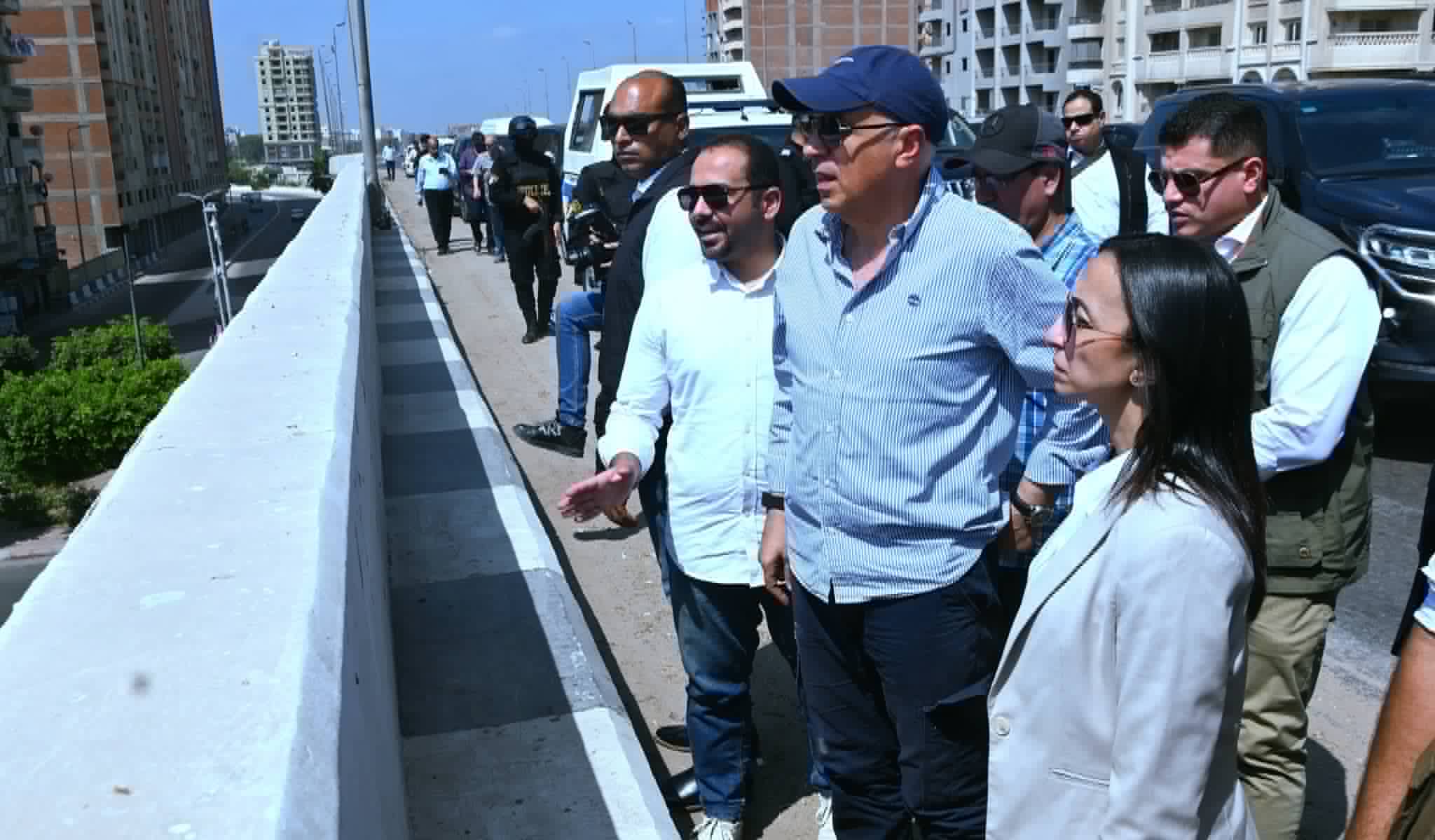 وزير الري ومحافظ البحيرة يتفقدان عددا من المنشآت والمجاري المائية بدمنهور