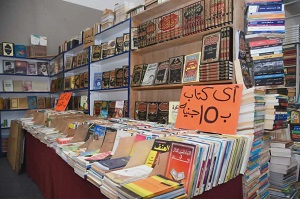 كتب تبدأ من 10 جنيهات.. سوق الأزبكية يخطف أنظار زوار معرض مكتبة الإسكندرية