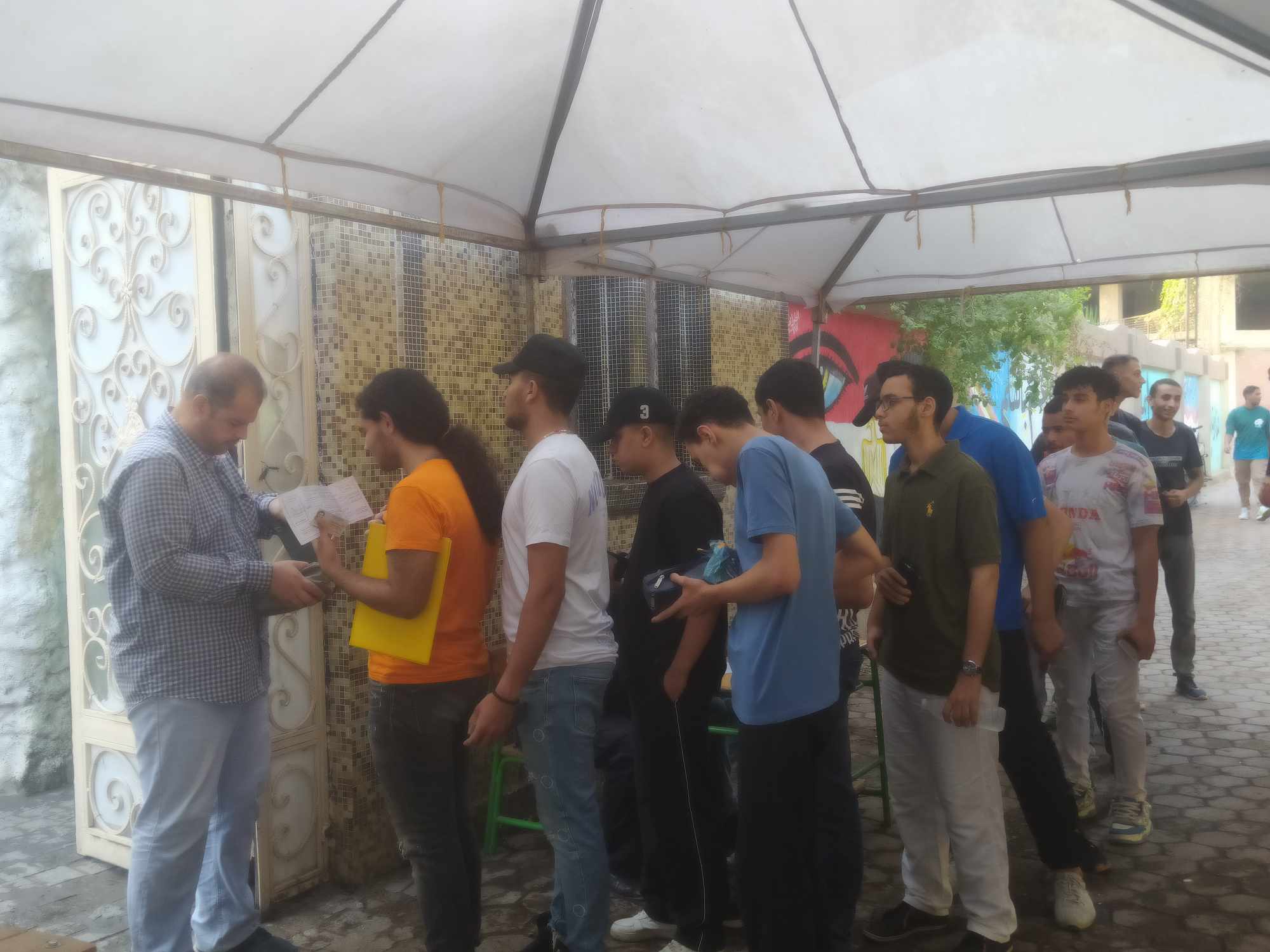 ضبط طالب ثانوية عامة بحوزته سماعة ذكية دقيقة مزروعة داخل قاع الأذن بالقليوبية