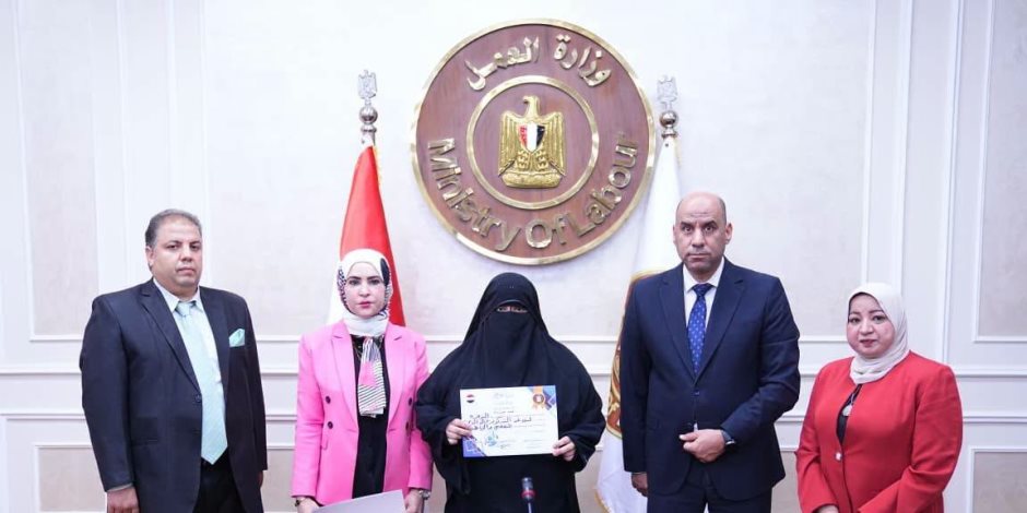  وزير العمل يفتح آفاق العمل الحر أمام السيدات المعيلات بتسليم ماكينات خياطة وحقائب أدوات مهنية لخريجات برامج التدريب بالمنوفية وأسيوط - صوت الأمة