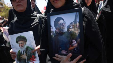 تشييع خامنئي: نعش المرشد الأعلى الراحل يصل إلى مشهد في ختام تشييع امتد ستة أيام - BBC News عربي